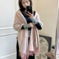 Dettaglio di una sciarpa rosa in finto cashmere con motivo pied-de-poule, camelia e nappe. - 180x65cm / Rosa