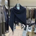 Detailansicht des eleganten Falls eines gestreiften Dreieckstuchs aus 100% Wolle. - 166cm / Dunkelgrau Gestreift
