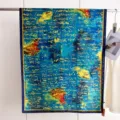 Gedetailleerde weergave van blauwe zijden sjaal met gouden kalligrafie en drakenpatronen. - 180cm / Klassieker van duizend karakters