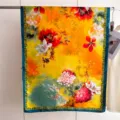 Detail van een vintage Chinese zijden sjaal met bloemenprint en drakenschubben - 180cm / Prachtig