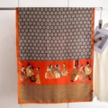 Detailopname van een vintage zijden sjaal in Chinese stijl met draakschubben en figuren - 180cm / De nachtelijke festiviteiten van Han Xizai