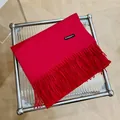 Primer plano de bufanda de cachemira roja con elegantes detalles de flecos - 180cm / Granate