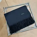 Detalle de bufanda de cachemira azul oscuro de alta calidad con textura suave y flecos - 180cm / Negro