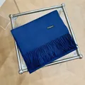 Primer plano de una bufanda azul marino con flecos sobre una silla de diseño moderno. - 180cm / Azul marino