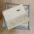 Detalle de bufanda de cachemira crema con flecos y etiqueta tejida - 180cm / Beige
