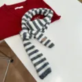 Χειροποίητο γκρι λευκό ριγέ πλεκτό κασκόλ Y2k, άνετο χειμερινό αξεσουάρ για άνδρες και γυναίκες - Γκρι και Λευκές Ρίγες