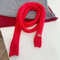 Bufanda larga de punto rojo brillante hecha a mano estilo Y2k con detalle de metal - Rojo Atmosférico