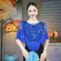 Elegante scialle blu in rete con paillettes e nappe su modella per abito da festa - Top / Taglia unica / Blu zaffiro