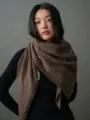 Detailaufnahme eines hochwertigen dreieckigen Schals aus 100 % Wolle für Damen im Herbst - 166cm / Khaki