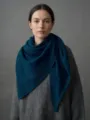 Hochwertiger petrolblauer Strickschal aus 100% Wolle für Damen getragen von Model - 166cm / Seeblau