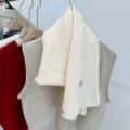 Crèmewitte gebreide sjaal van wolmix met elegant decoratief detail van een schelpknop - 165cm / Broken Wit