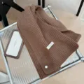 Bruine gebreide sjaal van wolmix met decoratieve schelpknoop en handgemaakt label detail - 165cm / Mocha Bruin