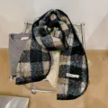Sciarpa morbida in lana bouclé a quadri neri e marroni, accessorio invernale da donna. - Caffè Nero