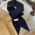 Primer plano de una bufanda de punto azul marino con textura y extremos en punta - 185x8cm / Azul Marino