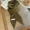 Vista detallada de una bufanda de punto verde estrecha con etiqueta de logo blanca - 185x8cm / Verde Militar