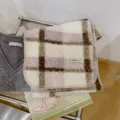 Sciarpa a quadri in lana rosa e marrone, calda ed elegante per la stagione invernale. - Caffè Rosa Viola