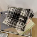 Elegante sciarpa a scacchi bianchi e neri in lana bouclé dal design minimalista - Bianco e nero
