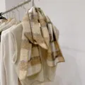 Elegante sciarpa in lana a quadri beige con finitura strutturata per un inverno caldo - Caffè Cammello
