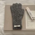 Eleganti guanti in lana grigio a trecce per donna calore invernale stile coreano SKU - Taglia unica / Grigio