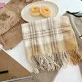 Detailansicht eines warmen Karoschals mit Fransen in eleganten Beige- und Gelbtönen - Klassisches Cremiges Beige / 180cm