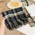 Gros plan d'une écharpe à carreaux rétro montrant la texture en maille douce et les franges - 180cm / Noir Classique