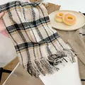 Vue détaillée d'une écharpe à carreaux douce montrant les franges et la texture tissée - 180cm / Blanc Cassé