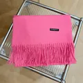 Bufanda de cachemira rosa vibrante de alta calidad con flecos en bandeja de cristal - 180cm / Rojo sandía