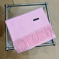 Bufanda rosa de color liso con delicados detalles de flecos y una etiqueta de cachemira. - 180cm / Rosa