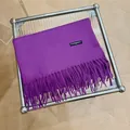Elegante bufanda morada tacto cachemir con flecos largos y detalle de etiqueta chic - 180cm / Púrpura