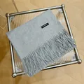 Bufanda de cachemir gris con borlas sobre mesa de cristal, accesorio elegante y cálido. - 180cm / Gris claro