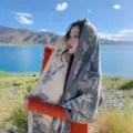 Hochwertiger doppelseitiger Jacquard-Strickschal mit Naturlandschaftsdruck für Reisen - 190cm / Beigegrau