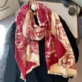 Eleganter roter Toile de Jouy Schal mit Tiermotiv und feinen Fransen an den Kanten - 190cm / Burgunderrot