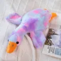 Simpatico peluche oca gigante colorata e morbido cuscino da letto per bambini - 50cm / Colorato 3 (Tie-Dye Viola-Rosa-Blu)