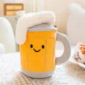 Kreatives Bierkrug-Plüschtier mit einem süßen Smiley und weichem weißem Plüschschaum - 12cm / Bierkrug