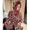Roter gemusterter Schal mit Kapuze und traditionellem Knopf für den Sonnenschutz am Strand - 180cm x 90cm / red ethnic