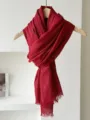 Sciarpa rosso intenso effetto cotone e lino con frange su una gruccia di legno - 180cm / Borgogna