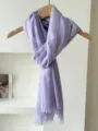Morbido scialle lilla chiaro in cotone e lino con eleganti bordi sfrangiati per sole - 180cm / Viola Da Sogno