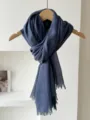 Sciarpa in cotone e lino blu scuro su appendino in legno per protezione solare viaggi. - 180cm / Blu Artistico
