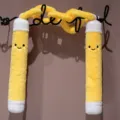 Gemütliches Plüsch Nunchaku Kissen, lustiges gelbes Stofftier Spielzeug mit süßem Lächeln für Kinder. - Leuchtgelb / 80cm