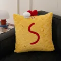 Lindo cojín cuadrado de peluche amarillo con letra S roja decorativa en sofá negro - Estilo Camarón Frito Cuadrado / 45x45cm / Amarillo