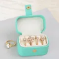 Tragbares mintgrünes Schmuckkästchen mit Druckknopf und Samtfutter für Ringe und Ohrringe. - 6.5*4.5*4cm / Türkisblau