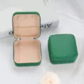 Tragbare grüne Mini-Nähset-Organizer-Box aus strukturiertem Kunstleder mit Verschluss - Dunkelgrün