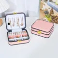 Eleganter tragbarer rosa Schmuckkasten aus Leder mit Goldverschluss und schwarzen Rand - 13.5x11.5x5.2cm / Rosa mit schwarzem Rand