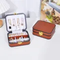 Tragbare Reise-Schmuckschatulle in braunem Leder-Finish mit sicherem Goldverschluss - 13.5x11.5x5.2cm / Schwarz Gerandet Braun