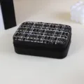 Κομψή θήκη κοσμημάτων από τουίντ σε στυλ Chanel με φερμουάρ και χρυσές λεπτομέρειες - Μεσαίο (16x11x5cm) / Μαύρο
