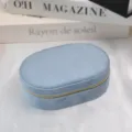 Hellblaue ovale Samt-Reise-Schmuckschatulle mit elegantem goldenem Reißverschluss - 14.5x10x5.5cm / Blau