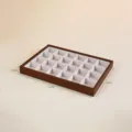 Bandeja de joyería de madera de nogal de alta calidad con 24 compartimentos para anillos - 24 Rejillas / 25x18x2.6cm / Marco de Nogal (Forro Blanco)