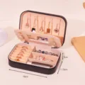 Middelgrote zwarte sieradendoos van saffiaanleer met afmetingen van 16x11,5x5 cm - Medium Ritsspiegel Stijl / 16x11.5x5cm / Zwart