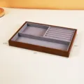 Bandeja organizadora de joyas de madera de nogal con forro de terciopelo gris y ranuras - Triple / 25x18x2.6cm / Marco de Nogal (Forro Gris)
