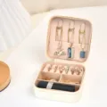 Draagbare crème reis-sieradendoos met speciale vakjes voor ringen en kettingen - Nieuwe Vorm Stijl / 10cm*10cm*5cm / Broken Wit